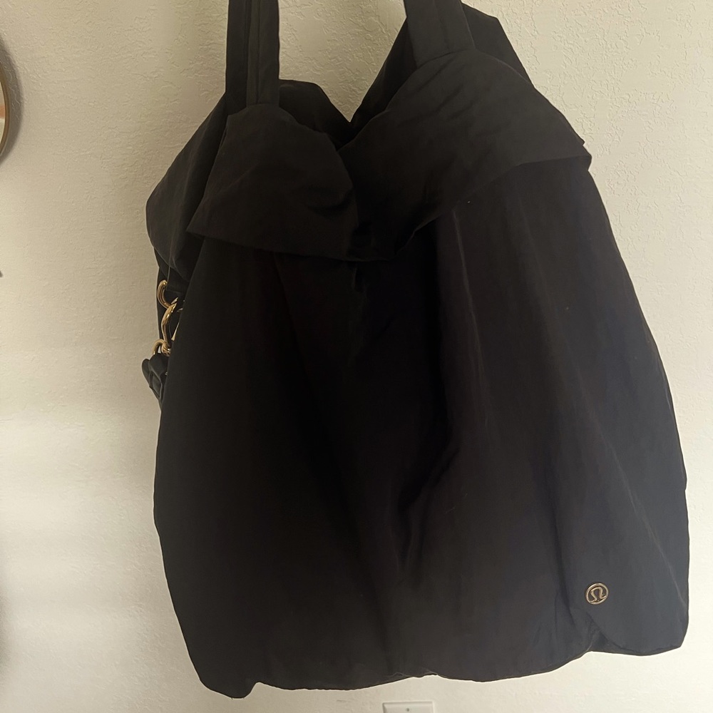 lululemon large bag (black with gold details)